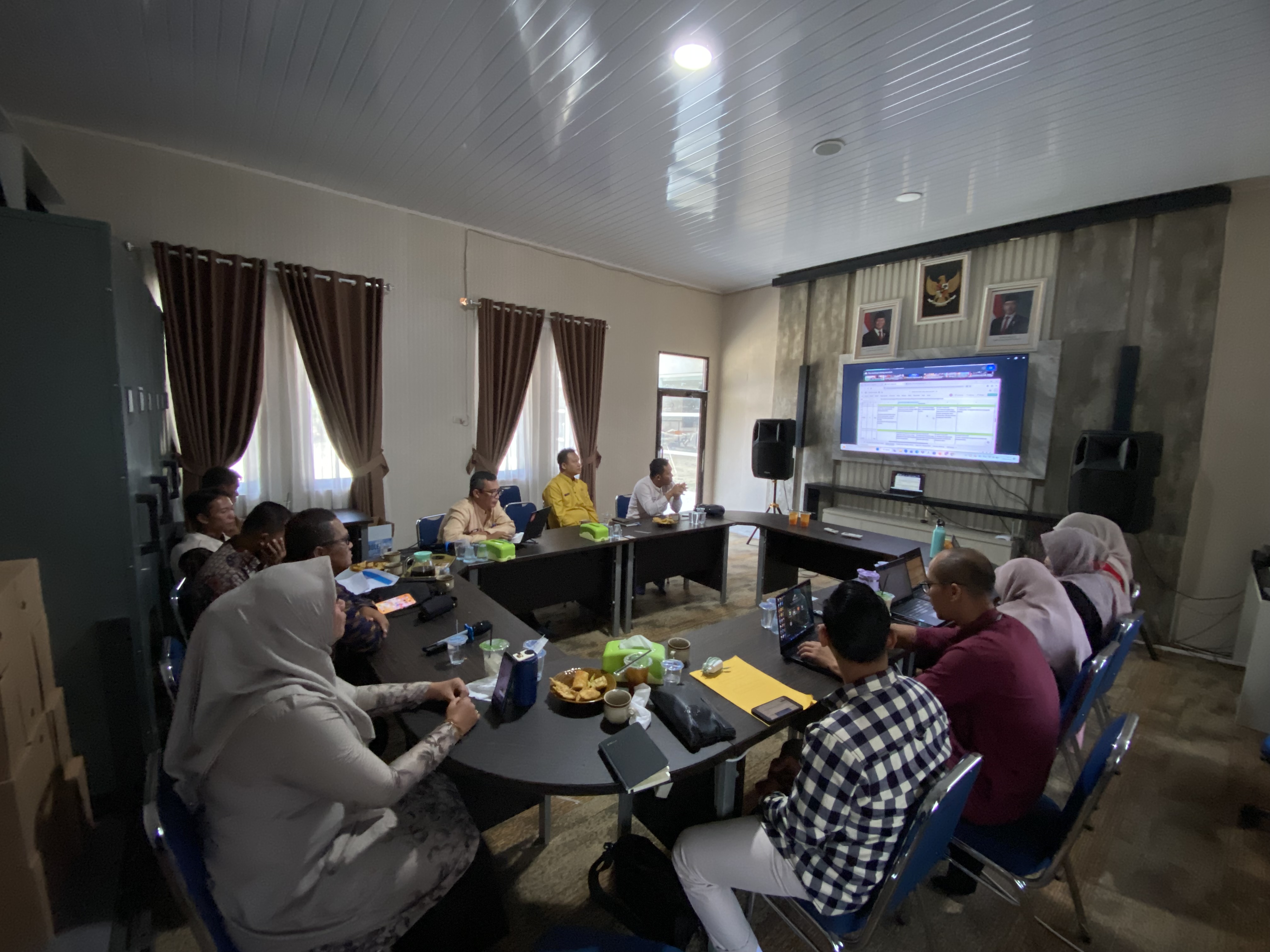 Zoom bersama inspektorat Bangka Tengah, Kecamatan Pangkalanbaru, dan Diskominfo di inspektorat Bangka Tengah dalam rangka Zoom meeting monev ke-3 yang di lakukan oleh KPK-RI terkait perncontohan Desa Anti Korupsi